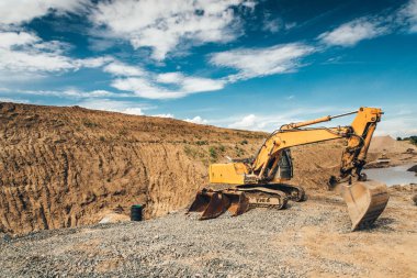 Toprak kaldırma ve roadworks otoyol yapımı sırasında Damper kamyon yükleme ağır kepçe ile endüstriyel Ekskavatör 