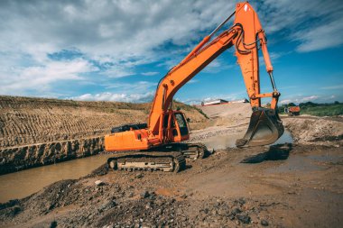 Ağır hizmet tarak makine otoyol inşaat sitesinde çalışıyor. Viyadük bina ve tarak ile kazma