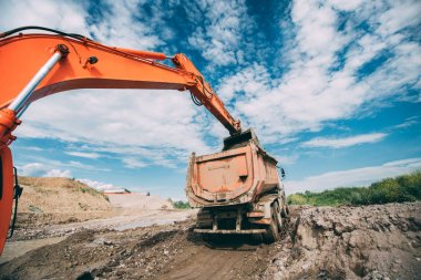 Damperli kamyon yükleme sırasında toprak işleri, endüstriyel çalışma Ekskavatör karayolu inşaat mevcuttur ve toprak ulaşım