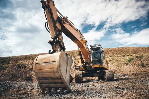 Highway konstruktion webbplats grävmaskin. Detaljer för vägarbeten med tunga maskiner — Stockfoto