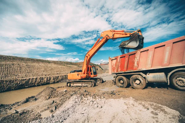 Maquinaria industrial de servicio pesado, detalles de la carretera de construcción de excavadoras y camiones volquete de carga — Foto de Stock