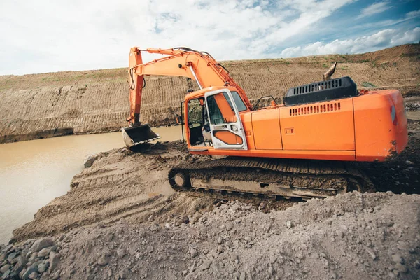 重型挖掘机在公路建设道路。推土机和挖掘机挖土 — 图库照片