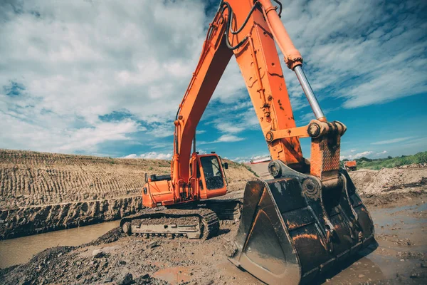 Macchine pesanti, scavatrici industriali per la costruzione di viadotti durante i lavori stradali autostradali — Foto Stock
