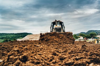 mini buldozer kir ve toprak kepçe ile hareket. Peyzaj sanayi ayrıntıları