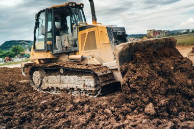 otoyol inşaat alanında dünya bastırıyor ve zemin tesviye mini buldozer ile