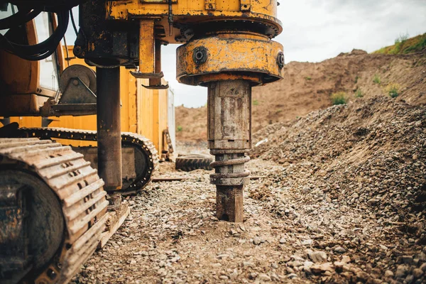 Perceuses rotatives, bulldozer et excavatrice travaillant sur le chantier de construction de la route avec des machines lourdes . — Photo