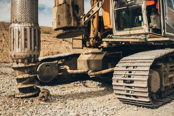 Perceuses rotatives travaillant et faisant des trous dans le sol sur le chantier de construction de l'autoroute pour le viaduc et le pont — Photo