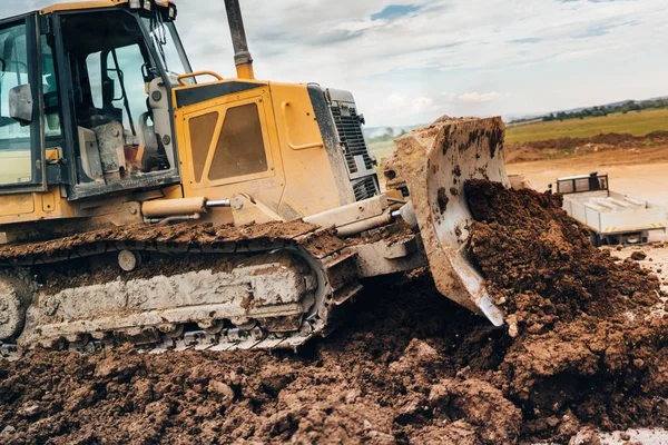 Dettagli industriali Mini bulldozer mover facendo lavori di terra durante la progettazione del paesaggio — Foto Stock