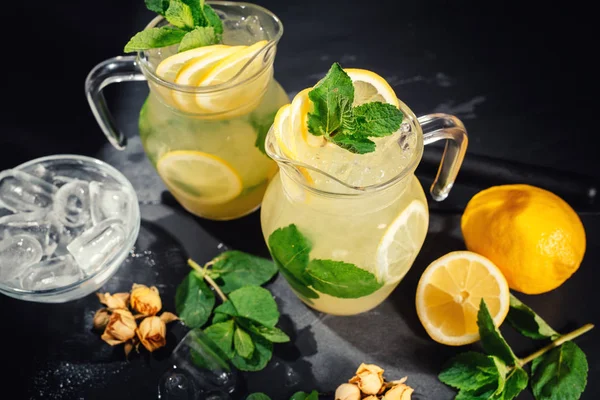Przygotowania lemoniady koktajl. Lemoniady w dzbanku i cytryn z miętą — Zdjęcie stockowe