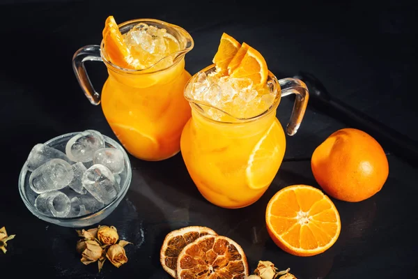 ミントとオレンジのさわやかな、おいしい、冷たいの柑橘類水の平面図です。レモネードの詳細 — ストック写真