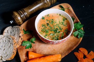 Restoran Menü detaylarla tavuk çorbası ve malzemeler