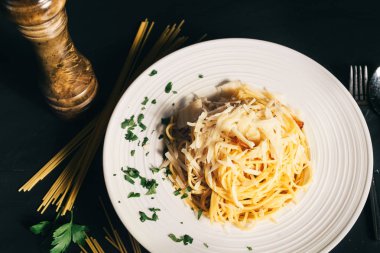 Spagetti yumurta, ekşi krema, parmesan ve pastırma. Carbonara makarna
