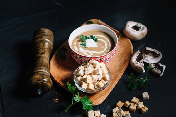 верхний вид на блюда в ресторане, сливочный вкусный грибной крем суп подается горячим и чили
