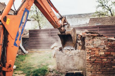  eski bir bina inşaat sahasında kırma buldozer