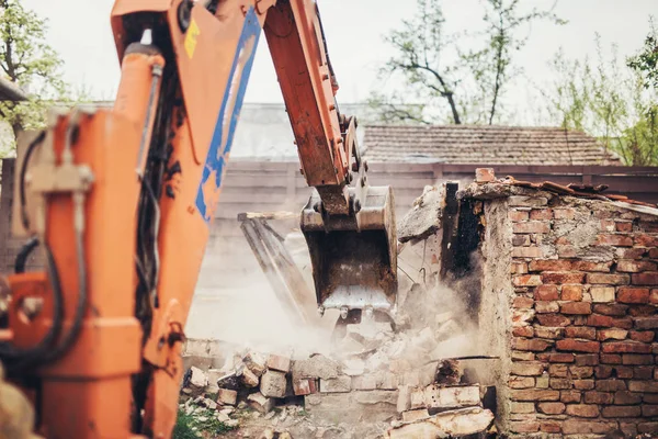 Trituradora hidráulica de servicio pesado excavadora backoe maquinaria que trabaja en la demolición del sitio — Foto de Stock