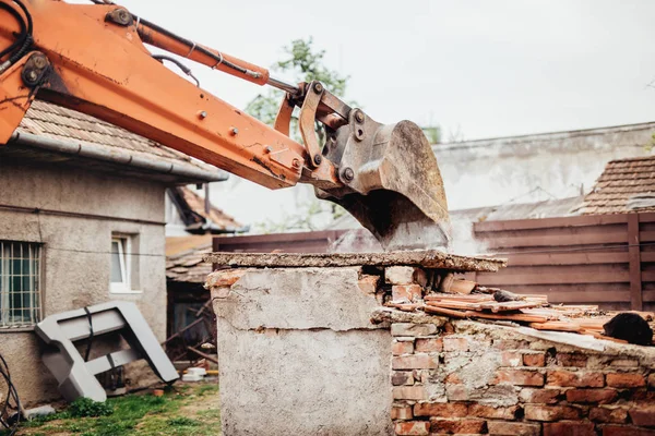 Detalhes de perto de escavadeira retroescavadeira colher demolição ruínas, destruindo e carregamento de detritos — Fotografia de Stock