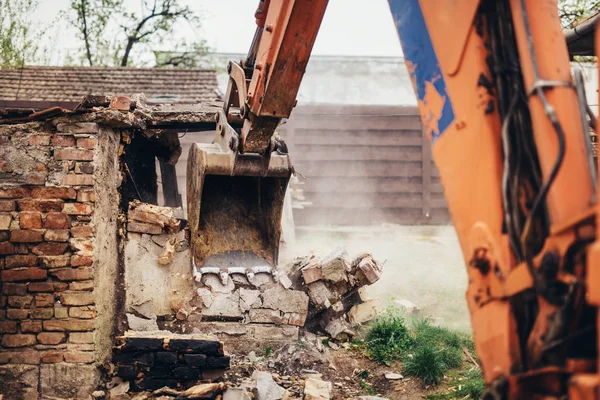 Bulldozer industrial esmagando um edifício antigo no canteiro de obras — Fotografia de Stock