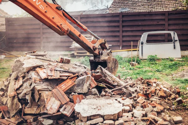 Endüstriyel ağır iş makinesi buldozer yıkım enkaz, taş ve beton geri dönüşüm yükleme — Stok fotoğraf