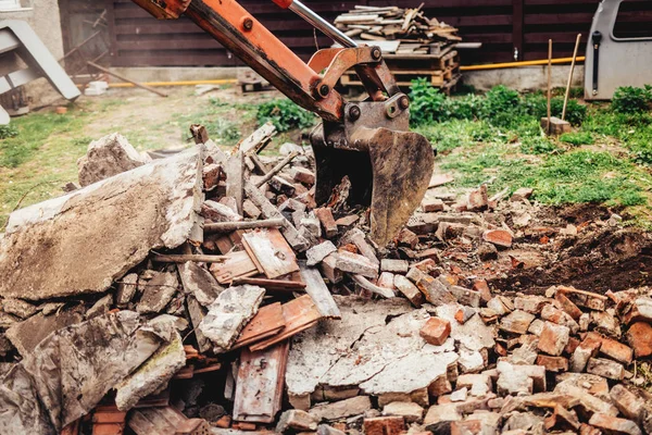 Hydraulické drtiče rypadlo backoe stroje pracující na místě demolice, staveniště — Stock fotografie