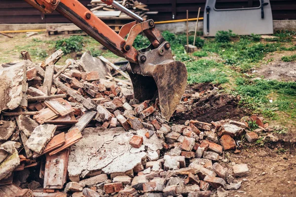 Excavadora de retroexcavadora industrial usando cuchara para demoler ruinas — Foto de Stock