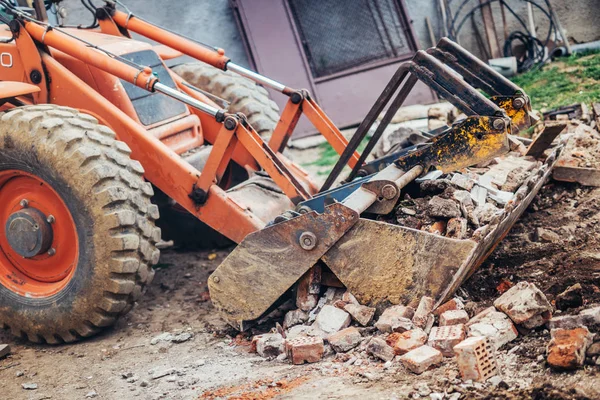 Triturador industrial de retroescavadeiras que carrega detritos de demolição — Fotografia de Stock