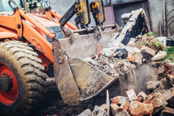 Concasseur hydraulique industriel excavatrice backoe machines travaillant sur le site de démolition — Photo