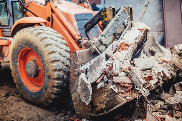 Industrial backhoe excavator using scoop and blade for loading demolition debris — Stock Photo, Image