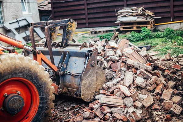 Hydraulické drtiče rypadlo backoe stroje pracující na místě demolice během rekonstrukce pracuje — Stock fotografie