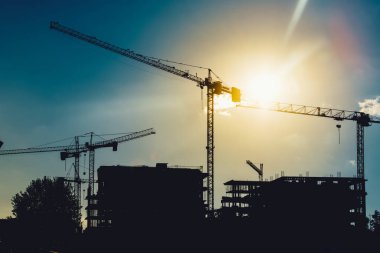 Kule Vinç Sanayi İnşaat sitesinde silüeti. Yeni bölge gelişme ve gökdelen Binası