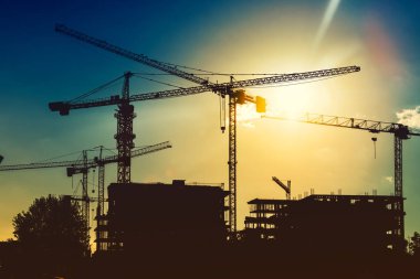 Kule Vinç Sanayi İnşaat sitesinde silüeti. Yeni bölge gelişme ve gökdelen Binası
