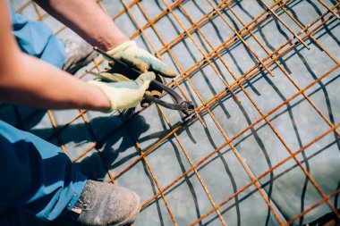 Endüstriyel yapı otur beton dökme için barlar güvenliğini sağlamak için kerpeten ve çelik tel kullanarak alt