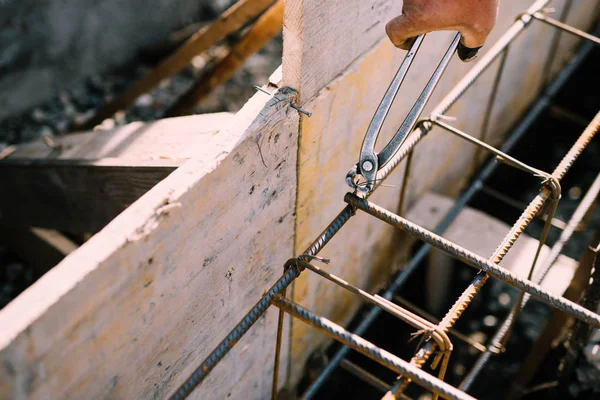 Sito della Fondazione di nuova costruzione, dettagli e rinforzi con barre di acciaio e vergella, preparandosi per la distribuzione del cemento — Foto Stock