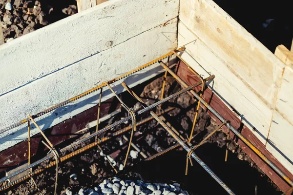 Industriële bouwplaats, cement in Stichting en versterking van stalen balk — Stockfoto