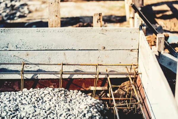 Lugar de fundación de la casa o edificio, detalles y refuerzos con barras de acero y alambrón, preparación para el vertido de cemento —  Fotos de Stock