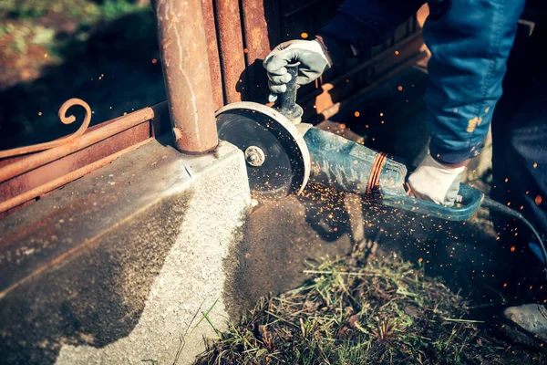Stavební dělník, inženýr pomocí šikovný Okružní pila pro řezání zesílené ocelové tyče — Stock fotografie