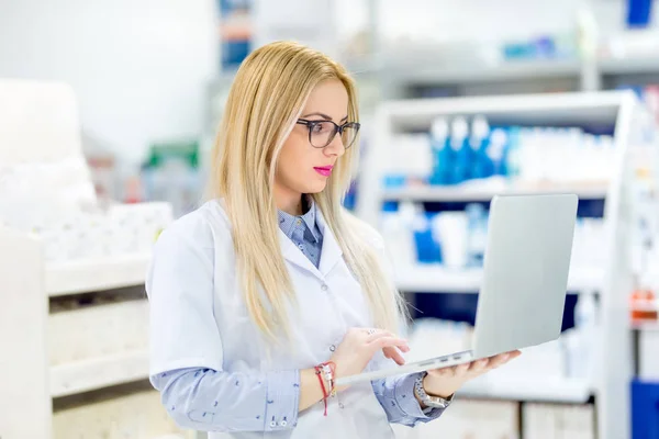 药剂师化学家女人站在药房药店和使用 — 图库照片