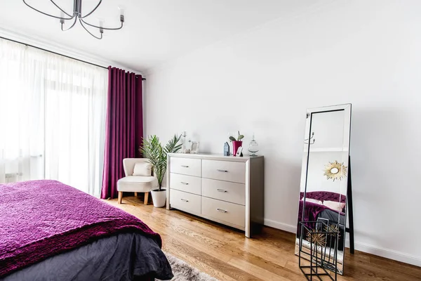 Güzel ve sıcak yatak odası iç ayna dekorasyon olarak koltuk, tv standı ile