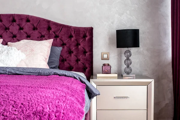 Zarif ve konforlu modern yatak odası komidin lamba closeup ile evlilik Çift Kişilik Yatak. İç tasarım detayları