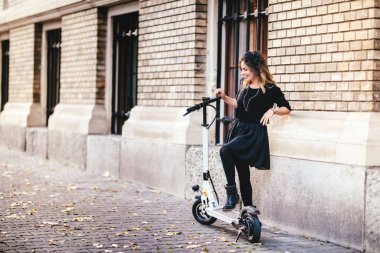 Elektrikli scooter çekici kadının portresi. Eğlence ve yaşam tarzı ayrıntıları