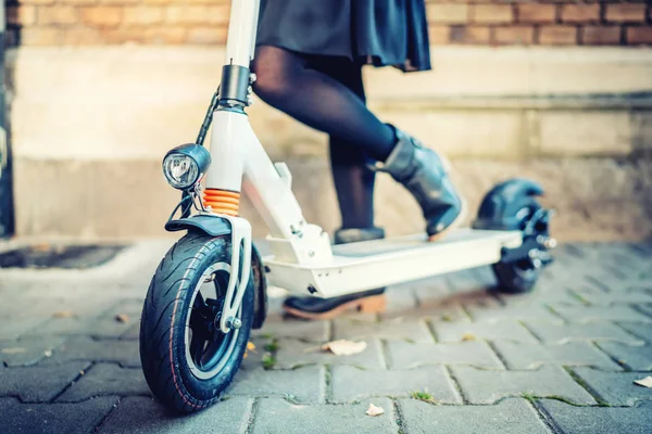 Detalles de cerca de transporte moderno, scooter de patada eléctrica, Retrato de chica montando el transporte de la ciudad — Foto de Stock