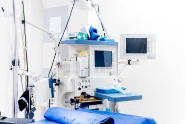 Ameliyat odasında modern teknolojik ekipman. Tıbbi lifecare destek teçhizatı ayrıntılarını