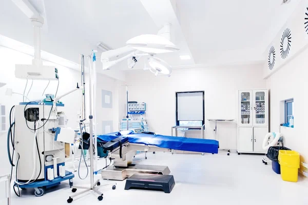 Ziekenhuis details - moderne chirurgie kamer met technologie en lampen — Stockfoto