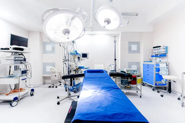Détails rapprochés de l'intérieur de l'hôpital. Salle d'opération avec lampes chirurgicales et matériel médical — Photo
