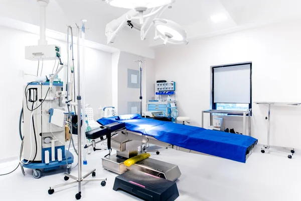 Sala de operaciones vacía, detalles del soporte vital, mesa de operaciones, lámparas y equipos médicos —  Fotos de Stock