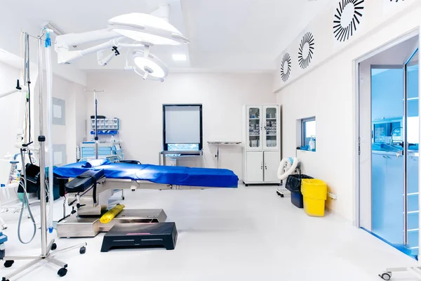 Quirófano de cirugía, detalles de lámparas y mesa en quirófano vacío. Concepto sanitario — Foto de Stock