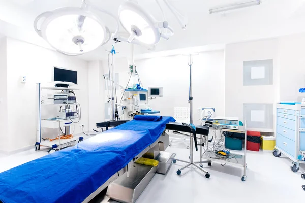 Hälso-center, sjukhus rum. Interiören i operationssalen med tomma säng och lampor — Stockfoto