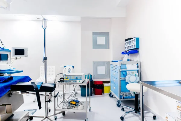 Equipamentos médicos modernos e dispositivos na sala de cirurgia. Detalhes da vida da cirurgia — Fotografia de Stock