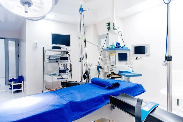 Detalhes detalhados de equipamentos médicos tecnológicos na sala de cirurgia. Sistemas de suporte de vida. Detalhes da vida do cirurgião — Fotografia de Stock