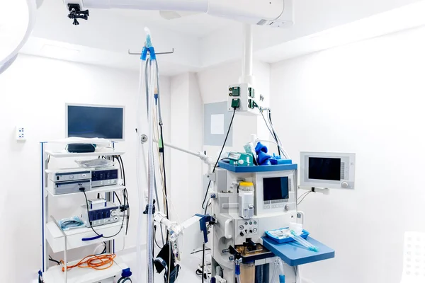 Interior of surgery room inside modern hospital, surgery table with medical devices and monitors — Stock Photo, Image