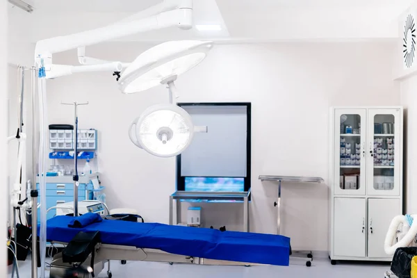 Закрыть детали хирургических ламп в пустой операционной. Интерьер комнаты скорой помощи, современные больничные детали — стоковое фото